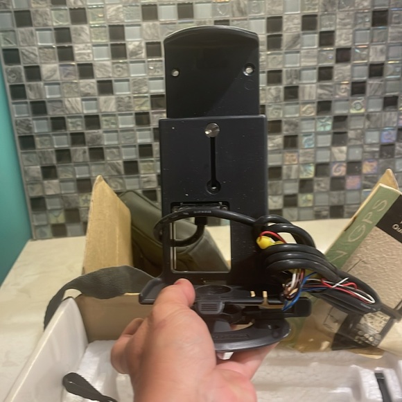 Garmin 75 Personal Navigation System - wires, car mount , manual, battery, case - Picture 3 of 5